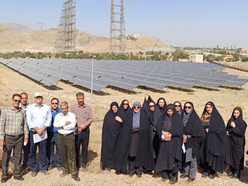 بازدید جمعی از معلمین مدارس از نیروگاه خورشیدی